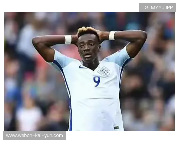 塔米·亚伯拉罕头球建功：高处见锋芒，点燃全场激情