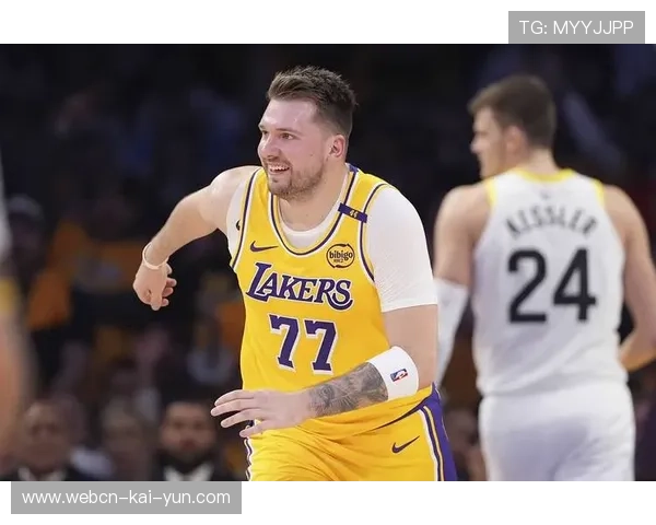 洛杉矶湖人最后30秒:卢卡·东契奇空位三分犹豫,教练席表情太真实 洛杉矶湖人最后30秒:卢卡·东契奇空位三分犹豫,教练席表情太真实