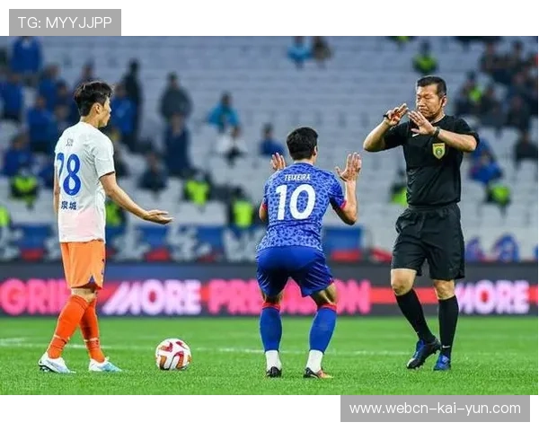 足球主裁被球砸倒晕10秒，瞬间惊险！全场凝视，裁判重返赛场时的震撼画面